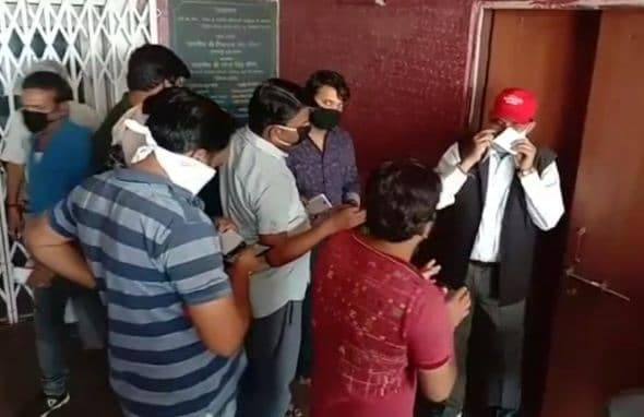 आदेश बना मुसीबत, कलेक्ट्रेट पहुंची भीड़, सोशल डिस्टेंसिंग बना मजाक