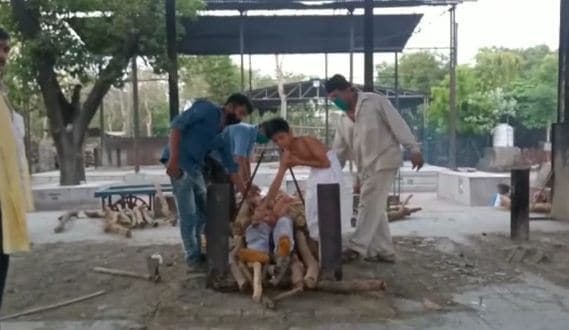 इंसानियत की मिसाल, मुस्लिमों ने दिया हिन्दू की अर्थी को कंधा, रीति रिवाजों से कराया अंतिम संस्कार