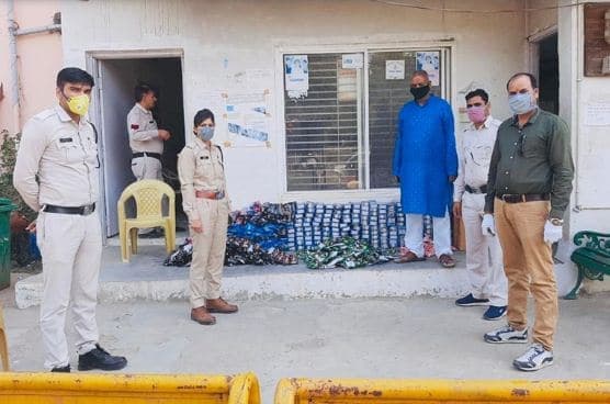 पत्नी के इलाज के नाम पर बनवाया पास, कार में गुटखा बेचते पकड़ाया