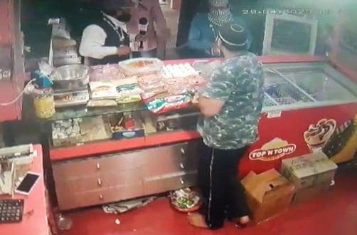 फर्जी पत्रकारों ने व्यापारी पर 50 हज़ार की डाली अड़ी, सीसीटीवी में कैद