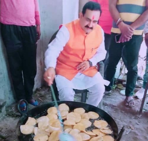 संकट के समय जरूरतमंदों की मदद में जुटे नरोत्तम, खुद तली पूड़ियां