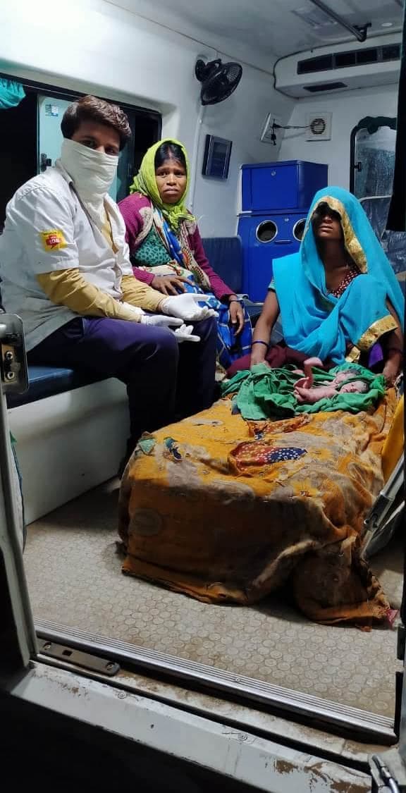 एंबुलेंस में हुई महिला की डिलीवरी, एक साथ तीन बच्चियों का जन्म