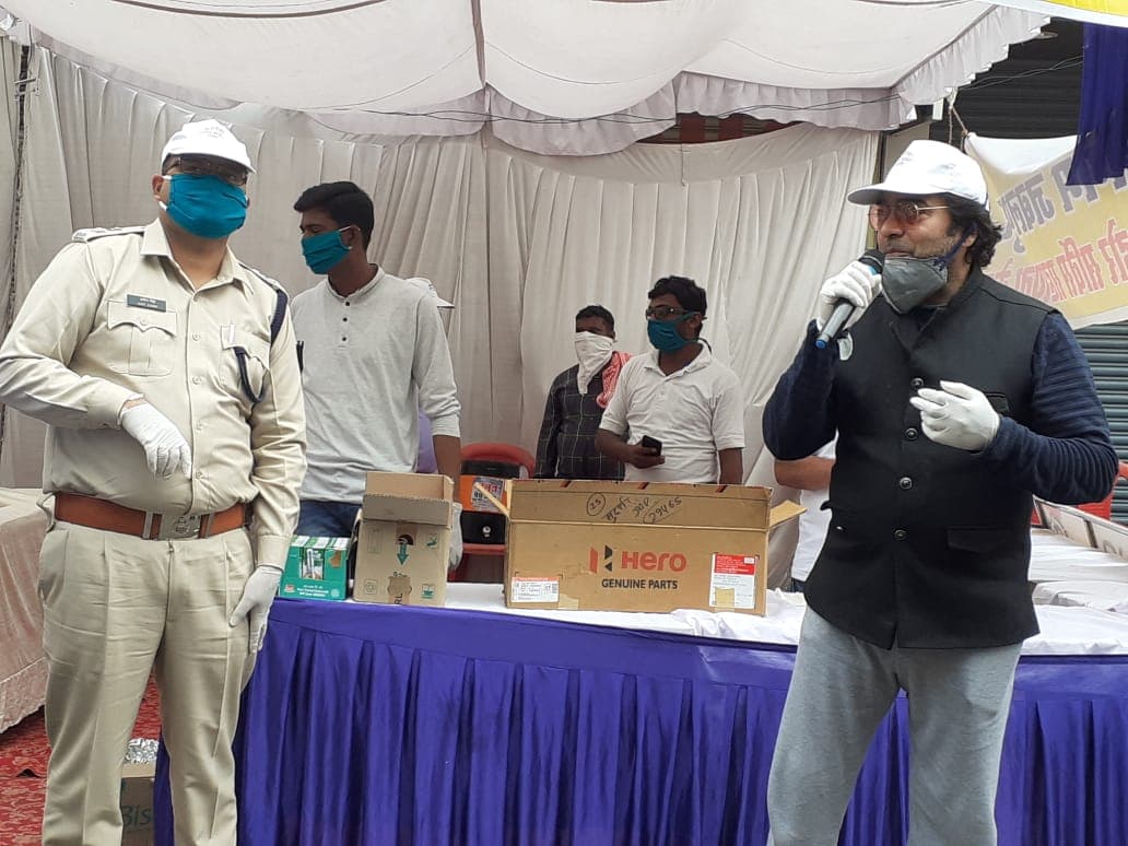 फिल्म अभिनेता आशुतोष राणा और राजपाल यादव पुलिस जवानों से मिले, हौंसला बढ़ाया