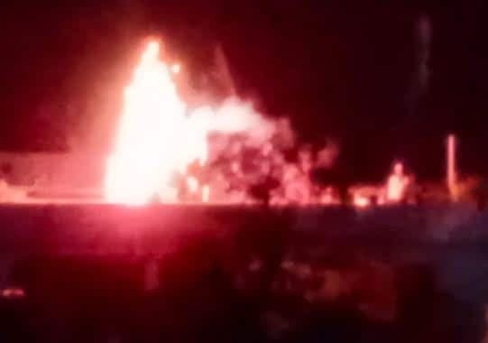 दीप के साथ-साथ लोगों ने चलाए पटाखे-फुलझड़ियां
