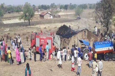 घर में आग लगने से दो जुड़वा मासूम जिन्दा जले, गावं में पसरा मातम