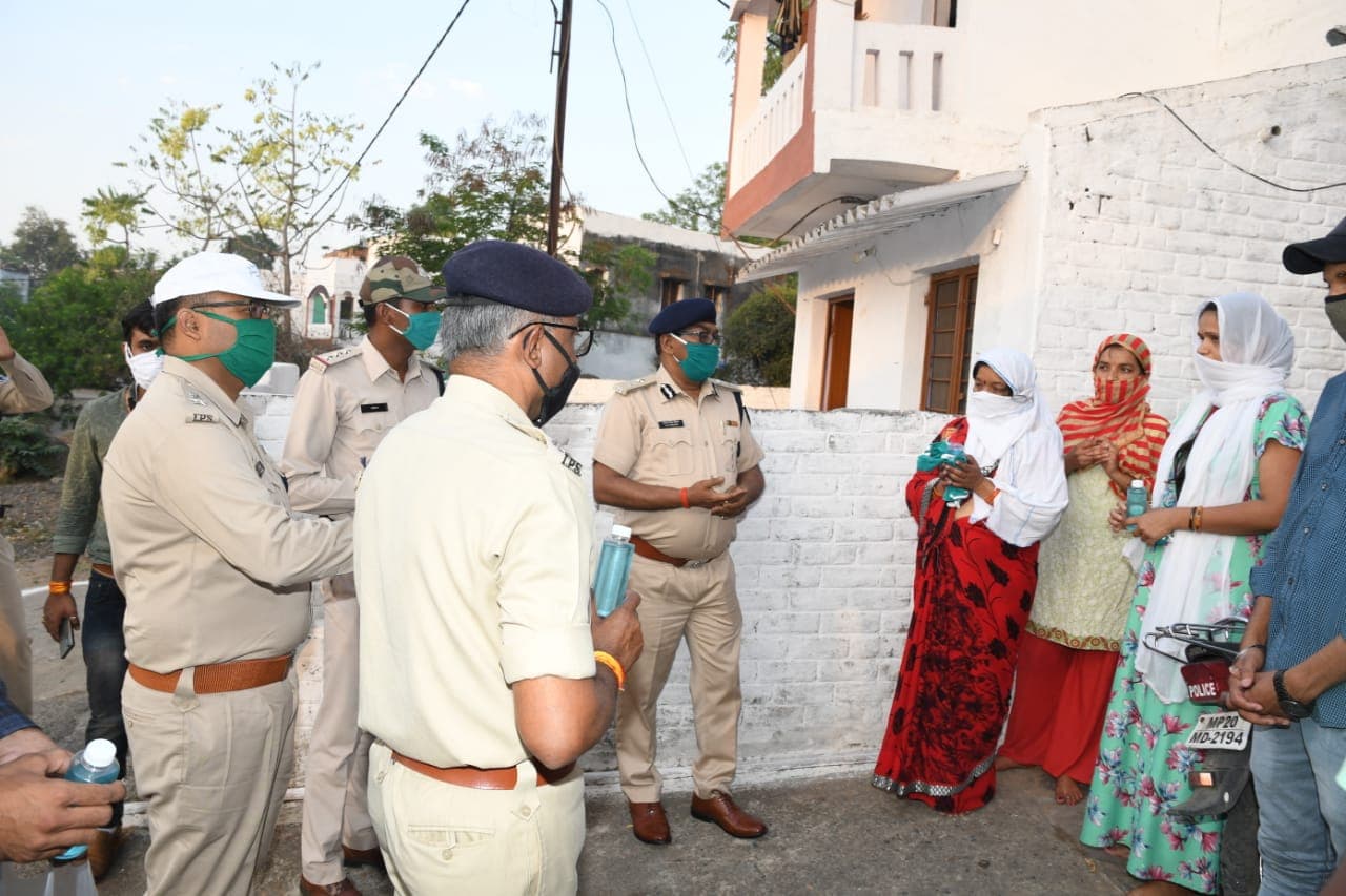 पुलिसकर्मियों के परिजनों का हौसला बढ़ाने घर-घर पहुंचे आईजी