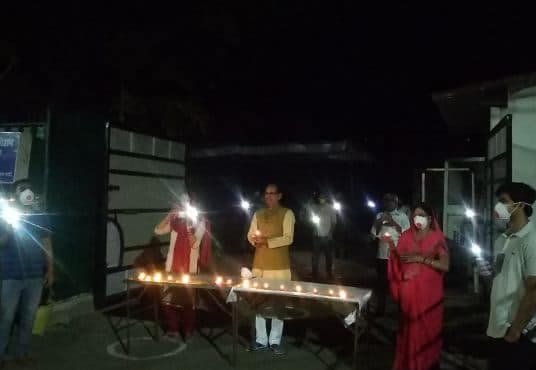 दीपों से जगमगाया हर घर, मुख्यमंत्री ने परिवार संग जलाये दीये