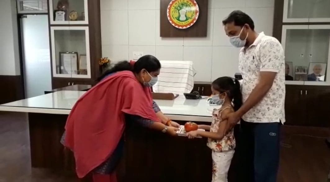 6 साल की बच्ची ने तोड़ी अपनी गुल्लक, कोरोना से बचाव के लिये दान की राशि