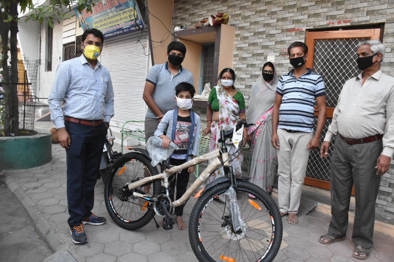 बच्चे ने साइकिल के लिये जमा राशि कोरोना के बचाव के लिये की दान, बदले में कलेक्टर से मिला सरप्राइज़