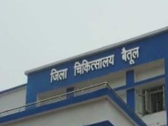 जिला अस्पताल में नहीं मिल रही गंभीर बीमारियों की दवाएं, मरीज परेशान