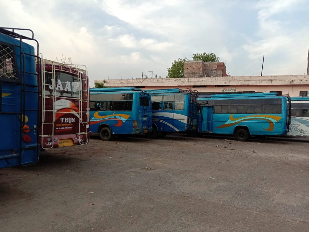 लॉकडाउन का फायदा उठा रहे चोर, बसों से चुराई बैटरी