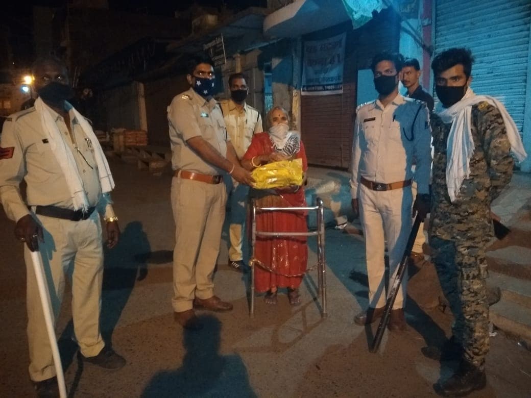 कोरोना से लड़ने 63 वर्षीय लकवाग्रस्त महिला ने दान की जमापूंजी, बीपीएल कार्डधारी है परिवार