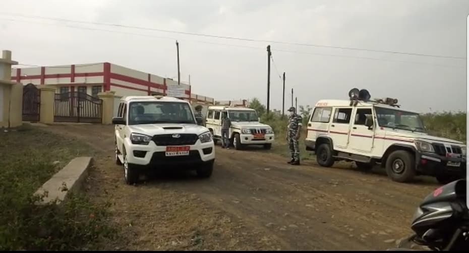कोरोना पॉजिटिव केस मिलने के बाद बफर जोन में पुलिस का पहरा, इलाका सील