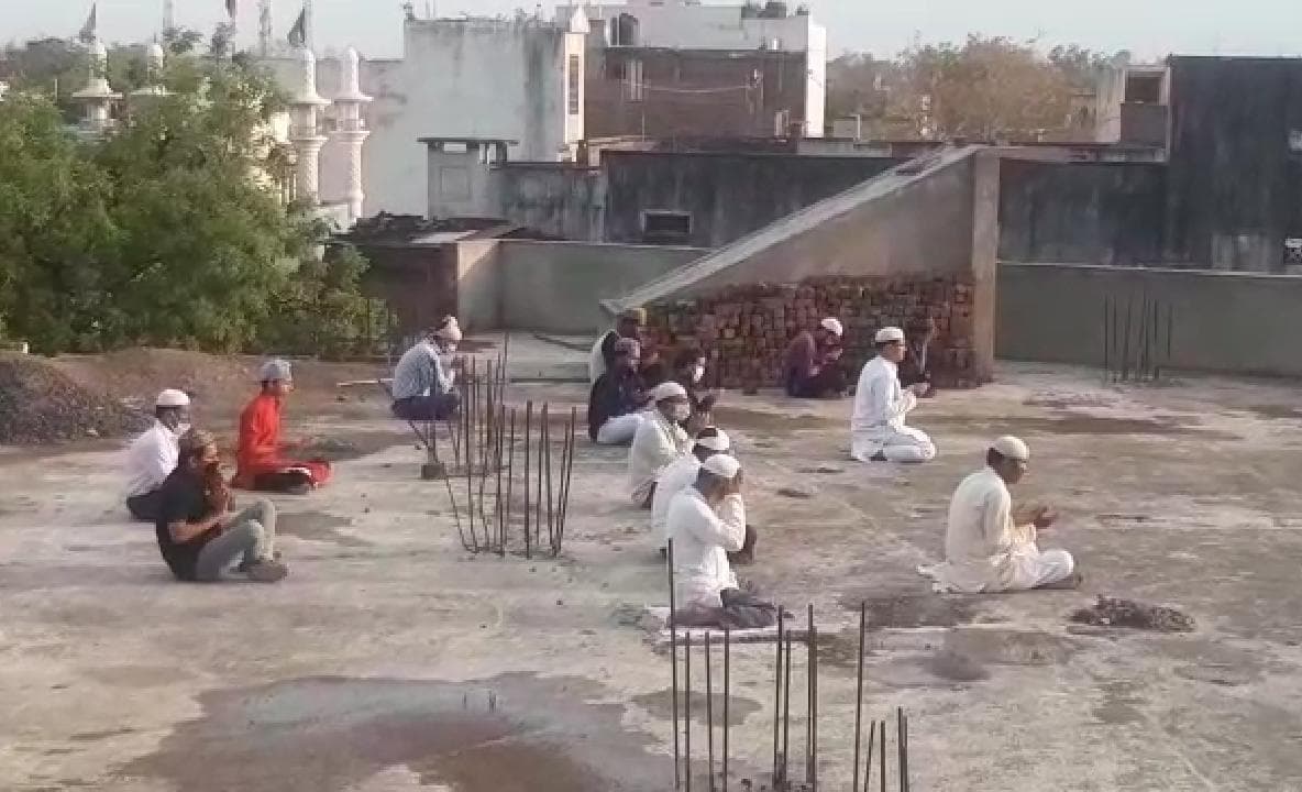 माहे रमज़ाम की शुरूआत पर मुस्लिम धर्मावलंबियों ने छत पर अता की नमाज़, सबकी सलामती की दुआ मांगी