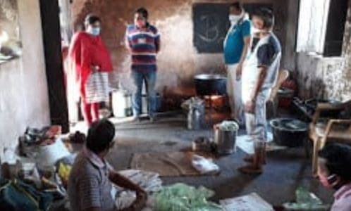 ग्रामीण क्षेत्रों में पहुंचीं कलेक्टर, अनाज वितरण की स्थिति का लिया जायजा