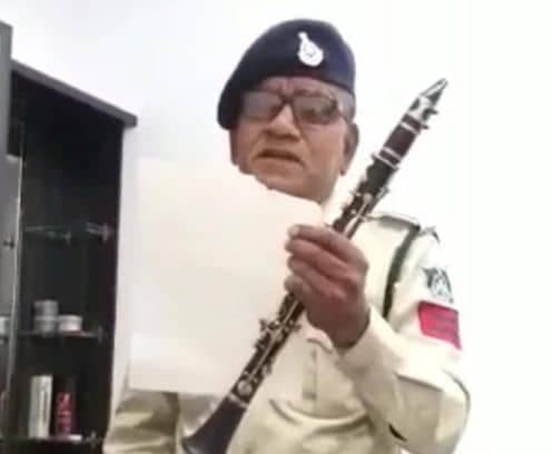 कोरोना से बचाव के लिए पुलिसकर्मी ने गया गाना, वीडियो वायरल