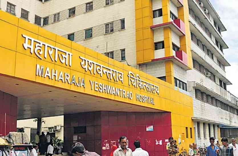 Indore: संक्रमित मरीजों की बढ़ती संख्या के बीच तीन कैटेगरी में बंटा अस्पताल, हेल्पलाइन नंबर भी शुरू