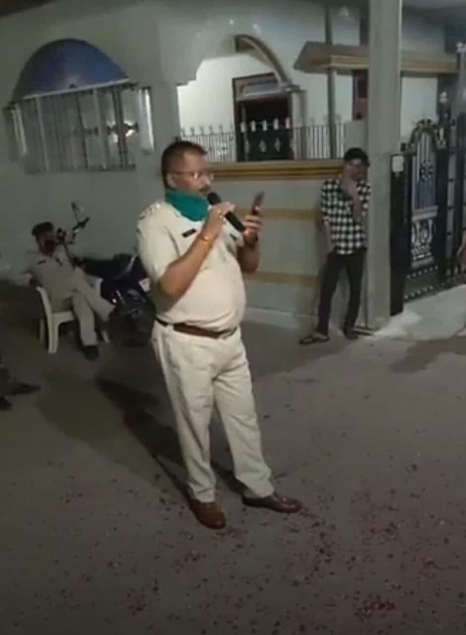 पुलिस अधिकारी ने सुनाए नग़में, लोगों ने सोशल डिस्टेंस का पालन कर उठाया लुत्फ