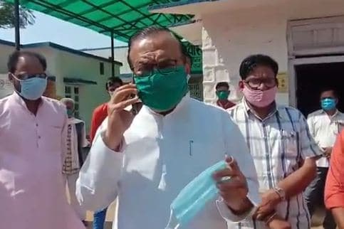 घटिया मास्क देख भड़के विधायक, बोले-‘CMHO भगवान से डरो, जिंदगी से खिलवाड़ मत करो’
