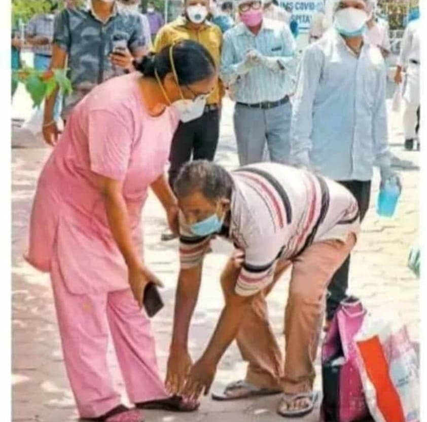 इंदौर से वायरल इस तस्वीर में दिखा सेवा और मानवता का अलग रूप, बुजुर्ग मरीज़ ने छुए नर्स के पैर