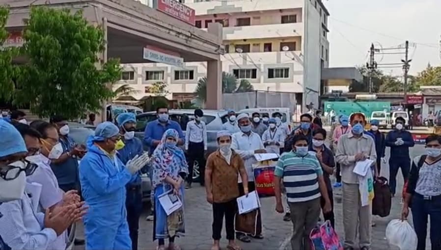 इंदौर में 12 लोग कोरोना को हराकर घर लौटे, विजयवर्गीय ने ताली बजाकर किया अभिनंदन