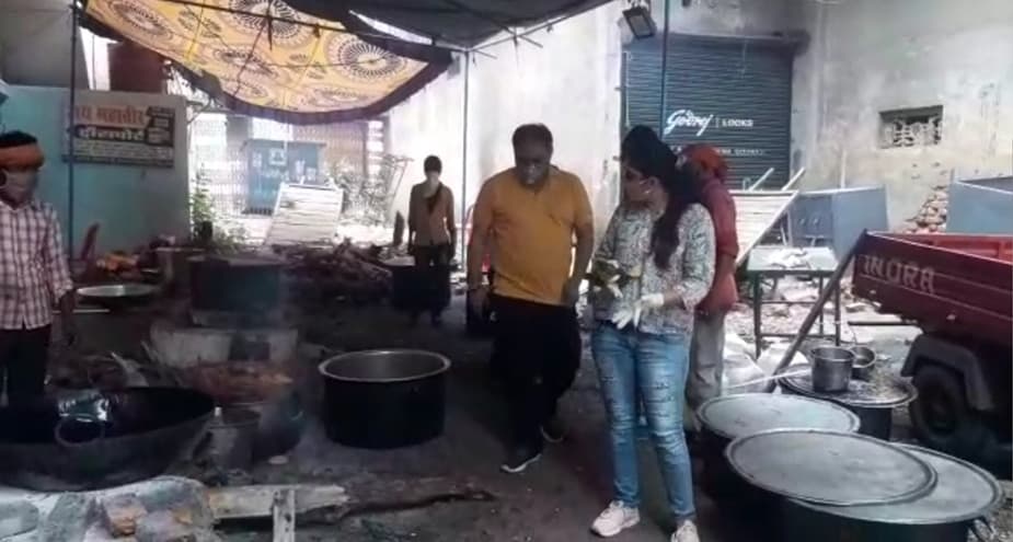 जनप्रतिनिधि कर रहे गरीबों की मदद, रोज सैंकड़ों लोगों को बांट रहे भोजन