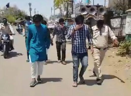 प्रतिबन्ध के बाद भी दुकान खोलकर धौंस जमाने वालों का पुलिस ने निकाला जुलूस