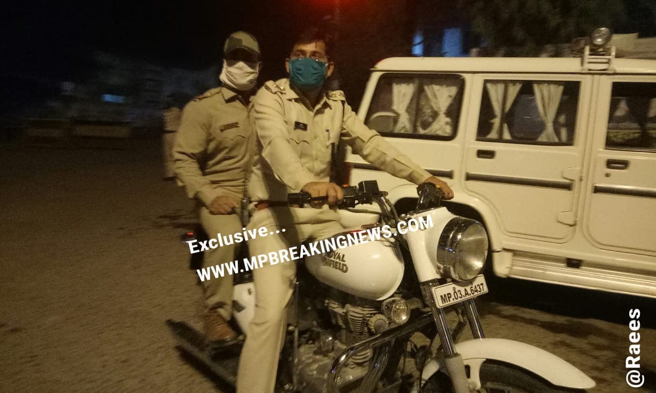 ड्यूटी पर तैनात जवानों का हालचाल जानने बुलेट पर निकले CSP