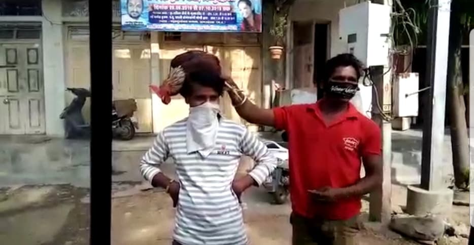मुर्गे को सिर पर रखवाकर कराई उठक बैठक, वीडियो वायरल