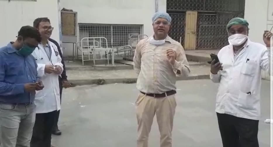 मुरैना जिला अस्पताल से 7 मरीज डिस्चार्ज, डॉक्टरों ने गाना गाकर किया खुशी का इजहार
