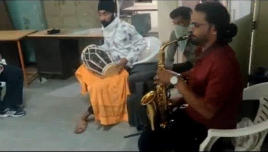 थाने में हुई संगीत संध्या, मानसिक तनाव कम करने के लिये संगीत को बनाया ज़रिया