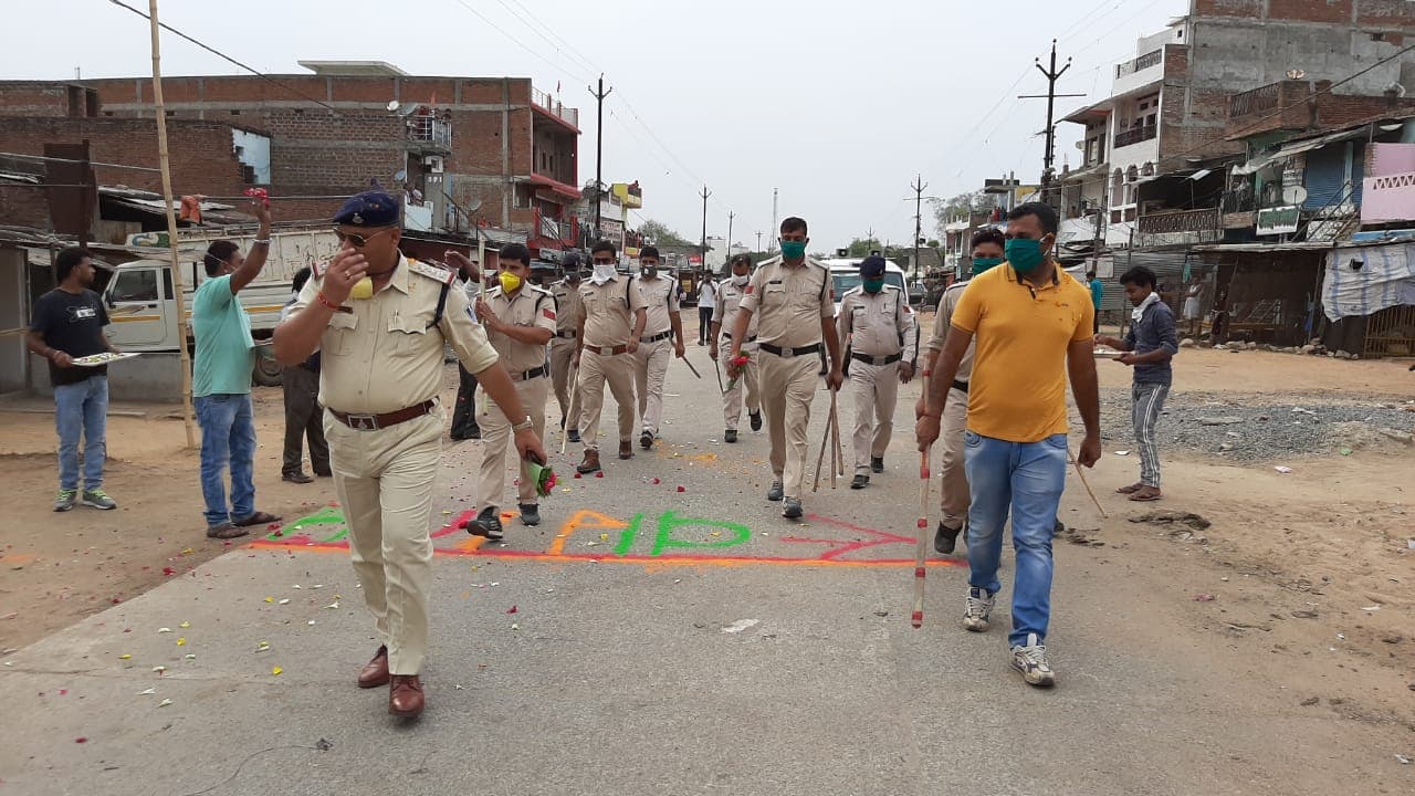 लोगों ने पुलिस की राह में बिछाए फूल, इस तरह जताया आभार