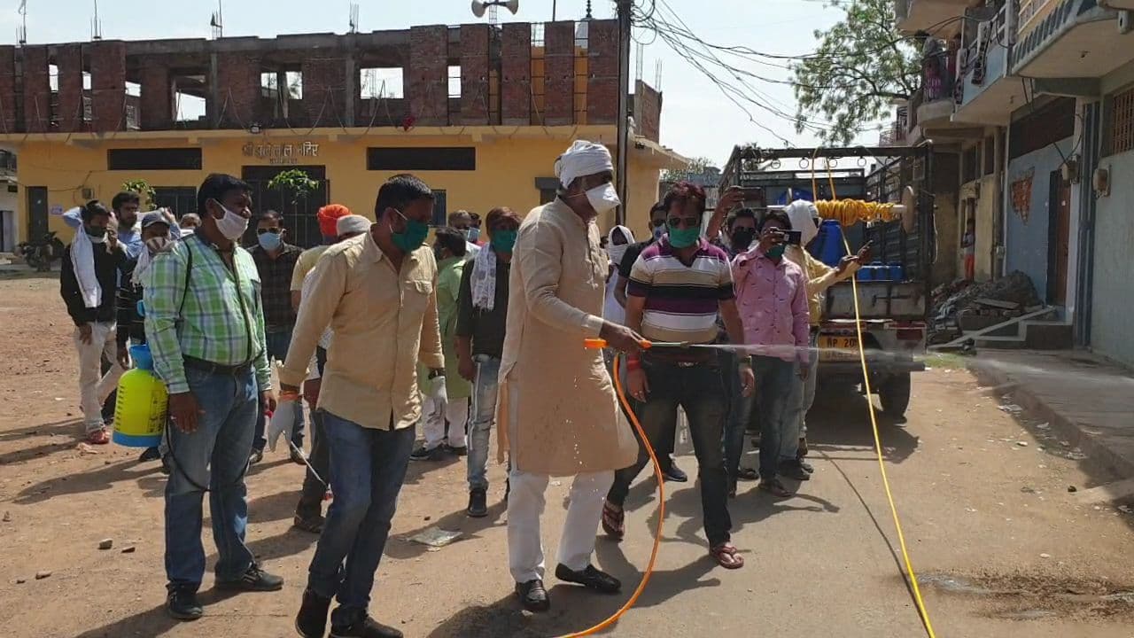 केंद्रीय मंत्री प्रहलाद सिंह पटेल ने दमोह की गलियों को किया सैनिटाइज