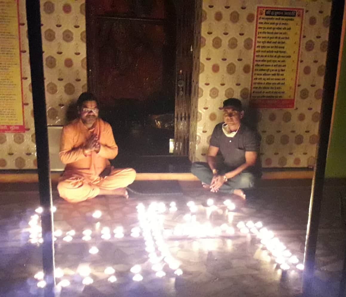कोरोना को हराने और विश्व शांति के लिए मन्दिर में 108 दीपक जलाकर चलाये पटाखे