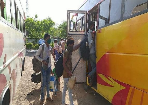 सरकार की पहल: लॉक डाउन में फंसे मजदूर 6 बसों से घर के लिए रवाना