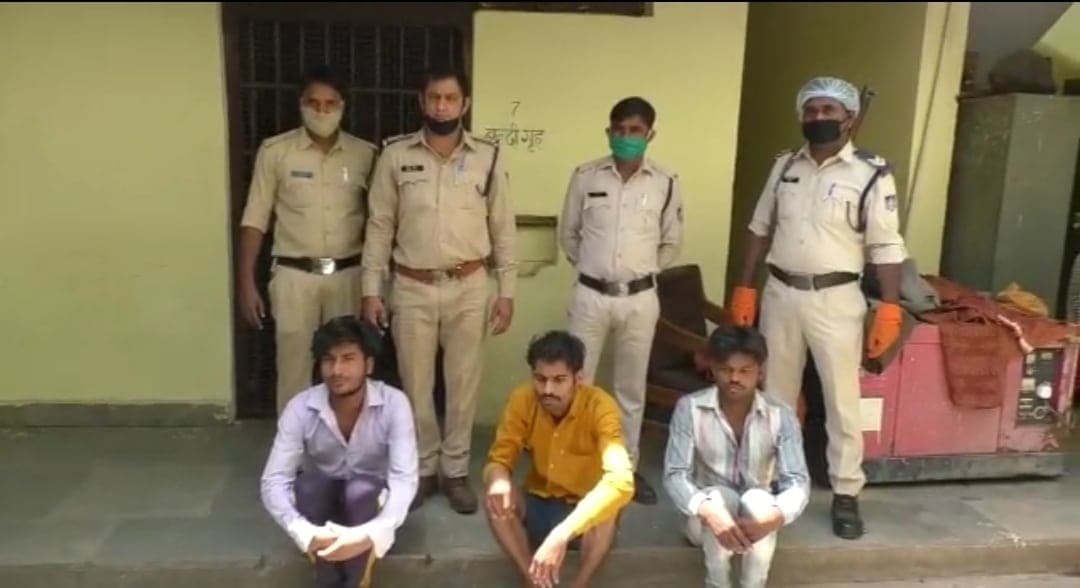 लॉकडाउन के बीच चोरी कर बेच रहे थे शराब, तीन आरोपी गिरफ्तार