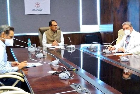 सीएम ने की डॉक्टरों की तारीफ, बोले- ‘कोरोना के खिलाफ युद्ध में आप अलग तरह के योद्धा हैं’