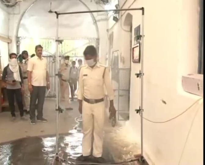 जबलपुर सेंट्रल जेल के मुख्य द्वार पर लगा सेनेटाइज़र शावर, स्थानीय इंजीनियर की इजाद