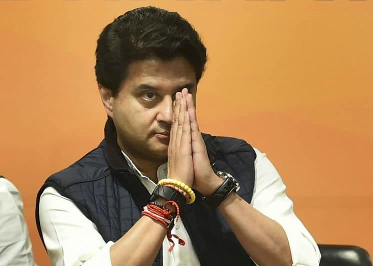 बॉलीवुड डायरेक्टर का तंज-‘लोगों की जी भर के सेवा कर रहे सिंधिया’