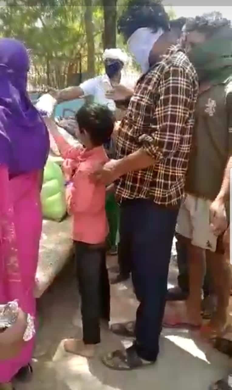नगर निगम का भोजन बांट रहे पार्षद पति, सोशल डिस्टेंस की खुलेआम अवहेलना