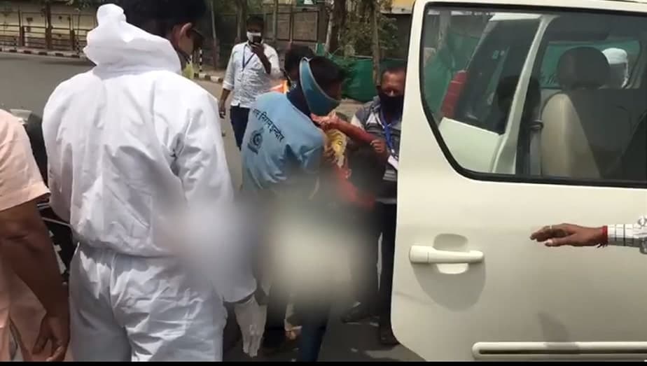 एक्सीडेंट में घायल युवक को सांसद शंकर लालवानी ने अपने वाहन से पहुंचाया अस्पताल