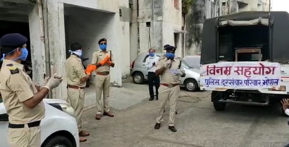 पुलिस ने सुरीले अंदाज़ में गाना गाकर दी कोरोना से बचने की समझाइश, देखिये वीडियो