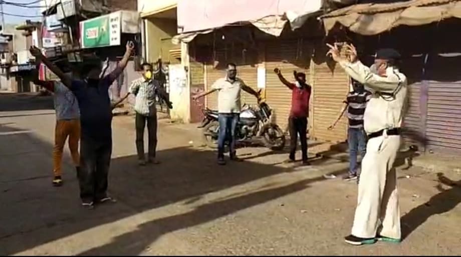 पुलिस ने दी अनोखी सजा, सड़क पर घूमने वालों से कराया व्यायाम