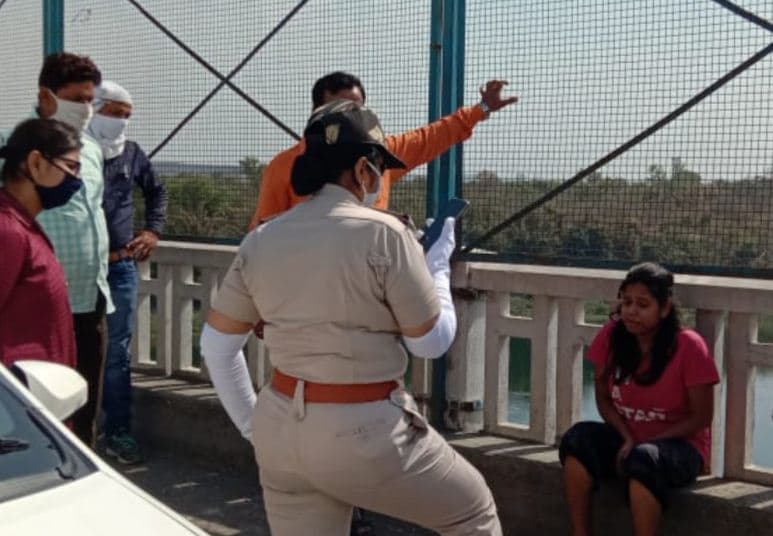 मकान मालिक की प्रताड़ना से परेशान युवती पुल से कूदने पहुँची, लोगों ने बचाया