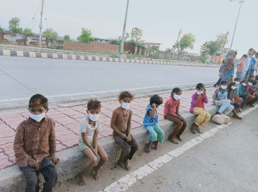 पीएम की अपील का मासूम पर असर, पिता की शर्ट के कपड़े से “मास्क” बनाकर बेटी ने बांट दिये मोहल्ले में