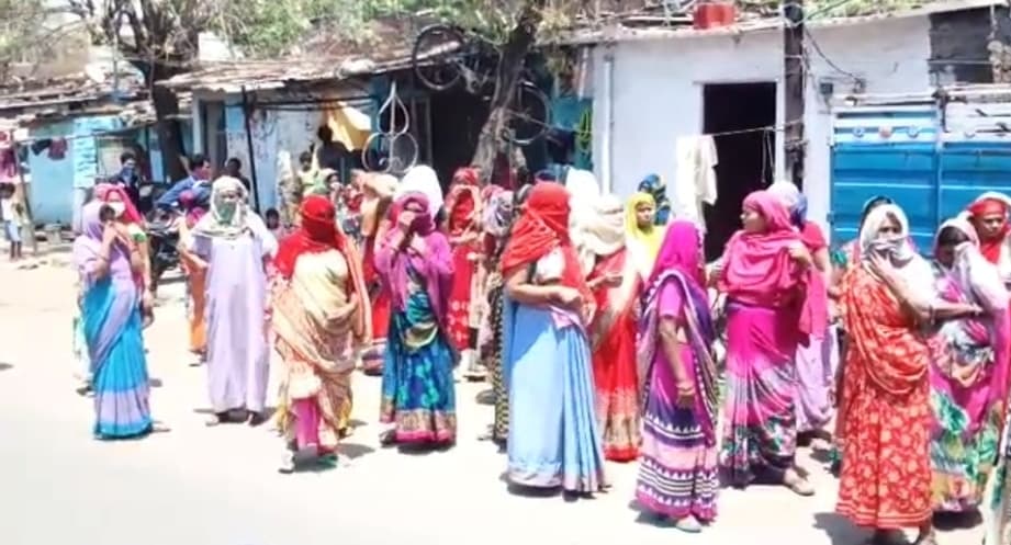 राजधानी में झुंड में निकले गरीब बस्ती के लोग, कहा- “कोरोना से नहीं भूख से मर जाएंगे”