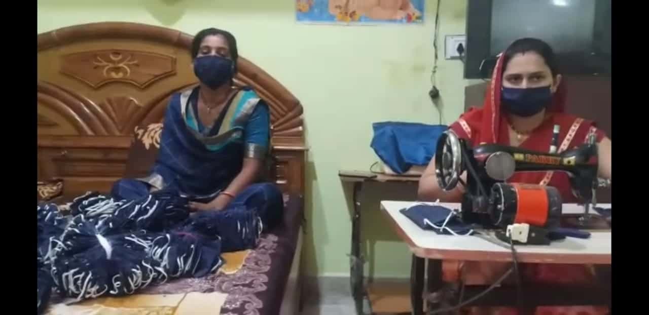 स्व सहायता समूह की महिलाएं बना रही मास्क, आजीविका अर्जन के साथ कर रही समाजसेवा