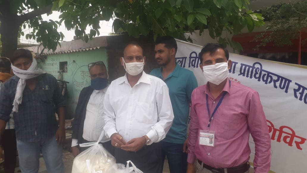 एडीजे ने राहगीरों और श्रमिकों को बांटा गुड़-चना,पैरा लीगल वॉलेंटियर्स ने भी दिया साथ