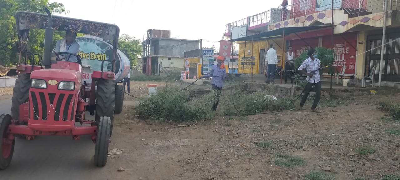 नगर परिषद द्वारा वार्डों को सेनेटाइज करने की पहल, अध्यक्ष खुद कर रहे सेनेटाइज