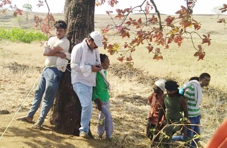 मजदूरी न मिलने से नाराज मजदूरों के सब्र का बांध टूटा,सब इंजीनियर सहित 4 को बंधक बनाकर पेड़ से बांधा